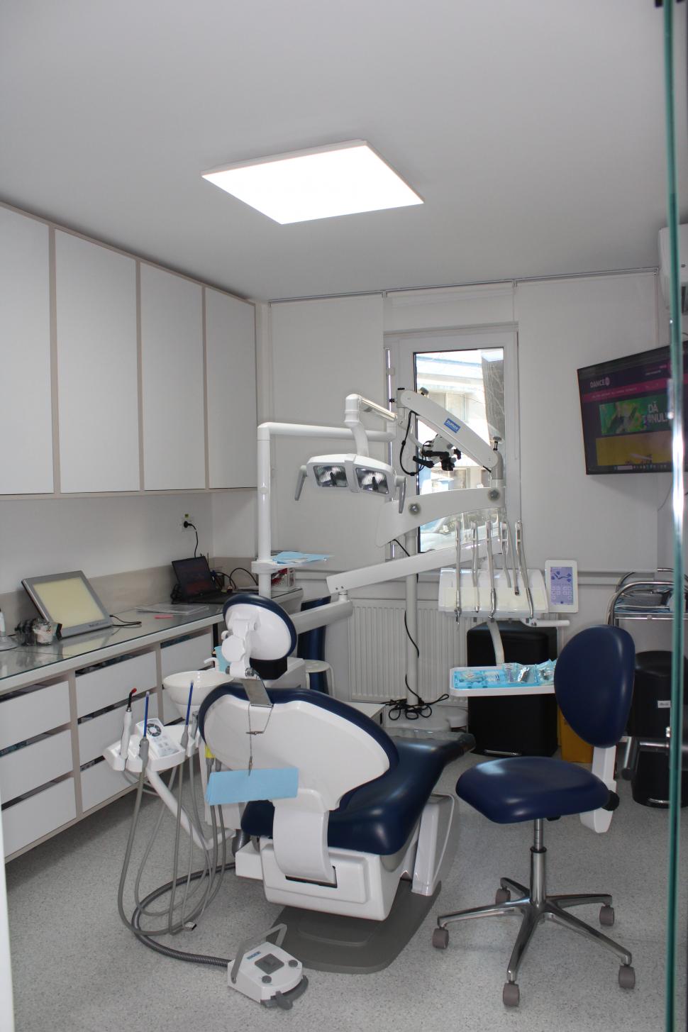 Cât costă un implant dentar în București și ce influențează prețul? Explicații de la medicii Dental Science, clinica din sectorul 6 1092949