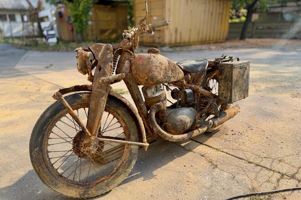 Cine au fost, de fapt, soldații germani de sub motocicleta din Dunăre? Plăcuțele de identificare oferă primele indicii care dau fiori 1092966