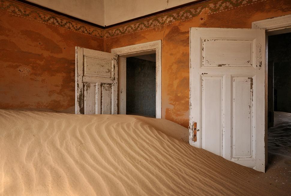 În 1908, diamantele au adus brusc bogăție și lux în deșertul Namibiei. Dar, până în 1956, Kolmanskop devenise deja un oraș-fantomă 1093053