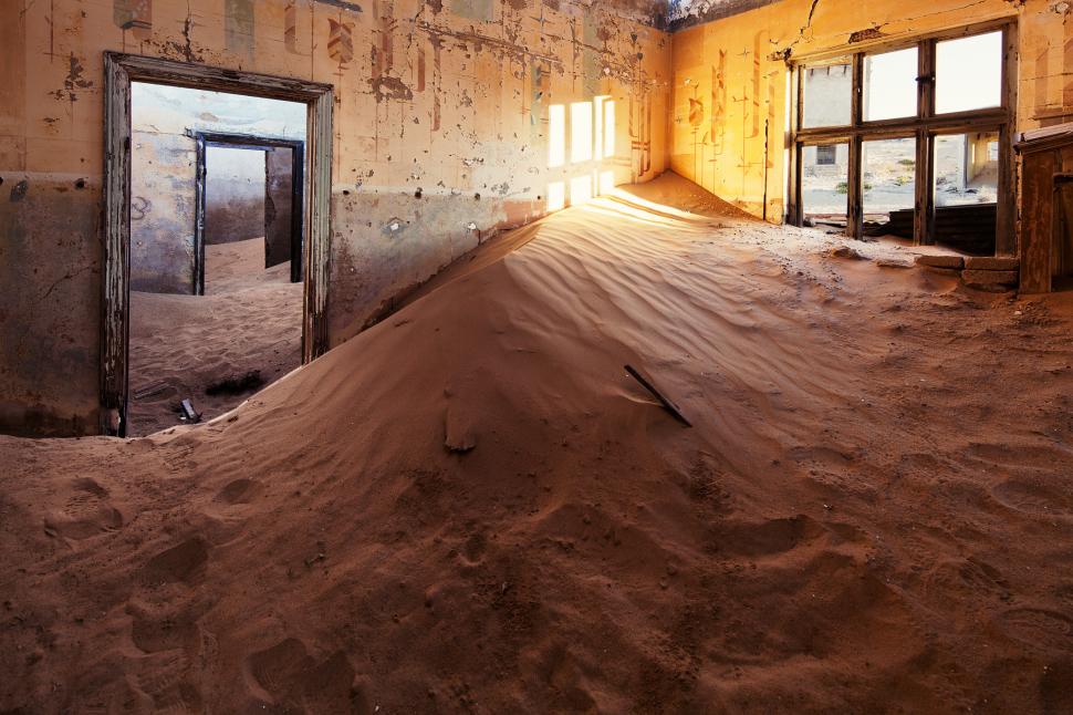 În 1908, diamantele au adus brusc bogăție și lux în deșertul Namibiei. Dar, până în 1956, Kolmanskop devenise deja un oraș-fantomă 1093054