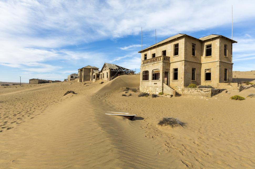 În 1908, diamantele au adus brusc bogăție și lux în deșertul Namibiei. Dar, până în 1956, Kolmanskop devenise deja un oraș-fantomă 1093055
