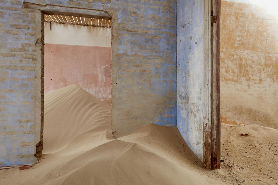 În 1908, diamantele au adus brusc bogăție și lux în deșertul Namibiei. Dar, până în 1956, Kolmanskop devenise deja un oraș-fantomă 1093056