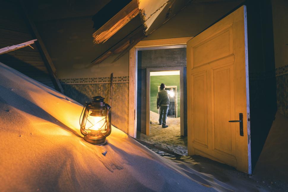 În 1908, diamantele au adus brusc bogăție și lux în deșertul Namibiei. Dar, până în 1956, Kolmanskop devenise deja un oraș-fantomă 1093058