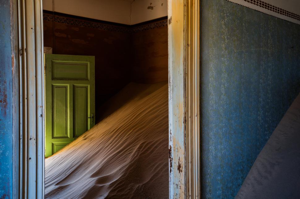 În 1908, diamantele au adus brusc bogăție și lux în deșertul Namibiei. Dar, până în 1956, Kolmanskop devenise deja un oraș-fantomă 1093060