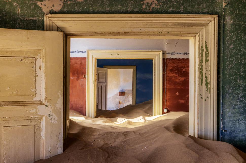 În 1908, diamantele au adus brusc bogăție și lux în deșertul Namibiei. Dar, până în 1956, Kolmanskop devenise deja un oraș-fantomă 1093062