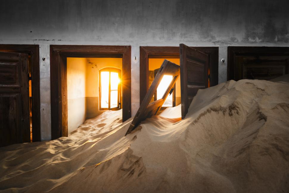 În 1908, diamantele au adus brusc bogăție și lux în deșertul Namibiei. Dar, până în 1956, Kolmanskop devenise deja un oraș-fantomă 1093064