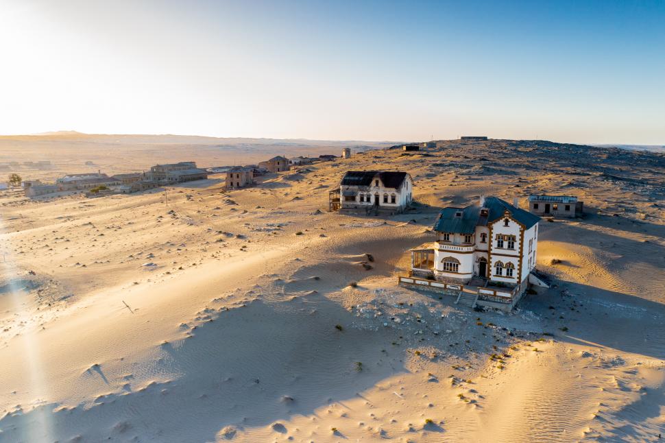 În 1908, diamantele au adus brusc bogăție și lux în deșertul Namibiei. Dar, până în 1956, Kolmanskop devenise deja un oraș-fantomă 1093065