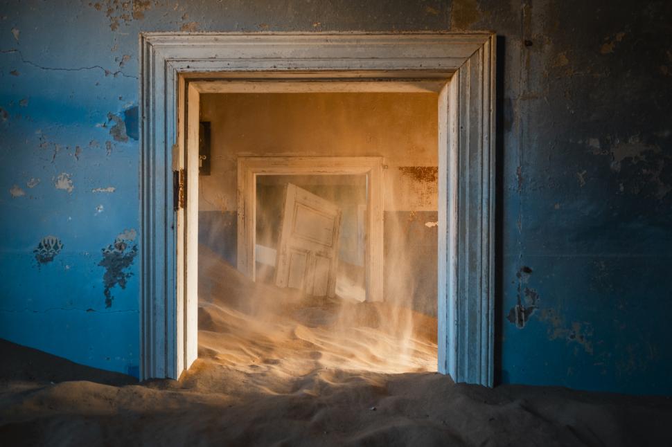 În 1908, diamantele au adus brusc bogăție și lux în deșertul Namibiei. Dar, până în 1956, Kolmanskop devenise deja un oraș-fantomă 1093067