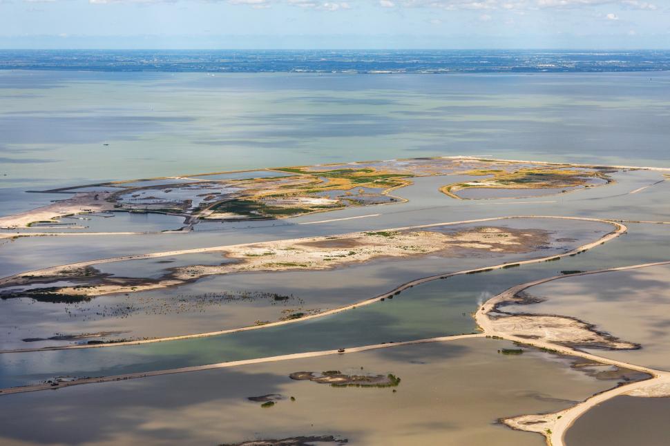 Olanda a folosit 37.000.000 de tone de sedimente dintr-un lac pentru a construi insule. Habitatele artificiale atrag acum mii de păsări 1092920