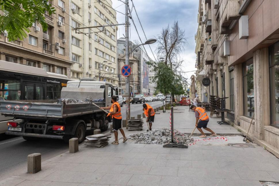 A început reparația trotuarelor pe Bd. Regina Elisabeta. Ciucu: "Pavajul a fost pus prost. Când îl văd fărâmițat, mi se pune pe suflet" 1093322