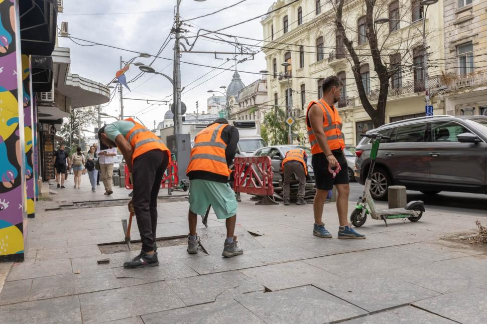 A început reparația trotuarelor pe Bd. Regina Elisabeta. Ciucu: "Pavajul a fost pus prost. Când îl văd fărâmițat, mi se pune pe suflet" 1093324