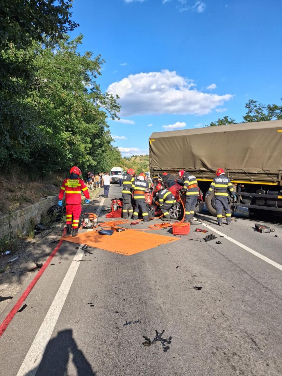 Carnagiu pe șosea în Mureș: trei oameni au murit după o coliziune cu trei autoturisme și un camion militar. Intervine elicopterul SMURD 1093410