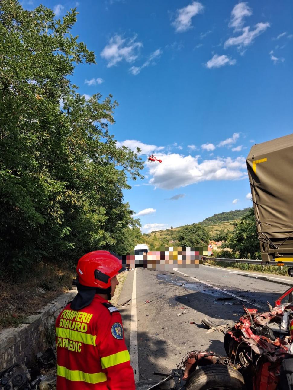 Carnagiu pe șosea în Mureș: trei oameni au murit după o coliziune cu trei autoturisme și un camion militar. Intervine elicopterul SMURD 1093411