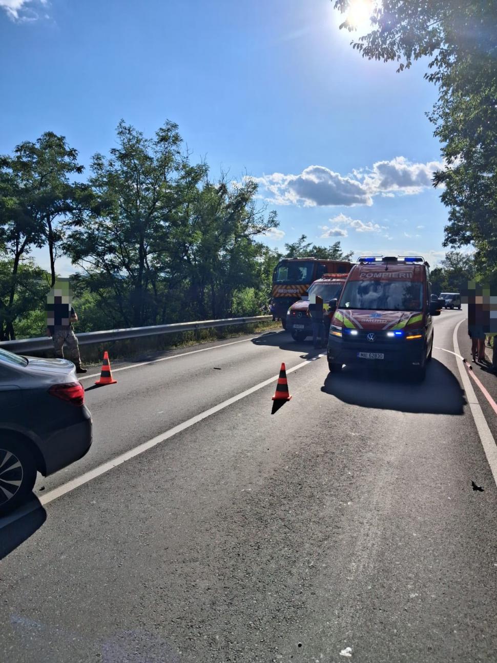 Carnagiu pe șosea în Mureș: trei oameni au murit după o coliziune cu trei autoturisme și un camion militar. Intervine elicopterul SMURD 1093412