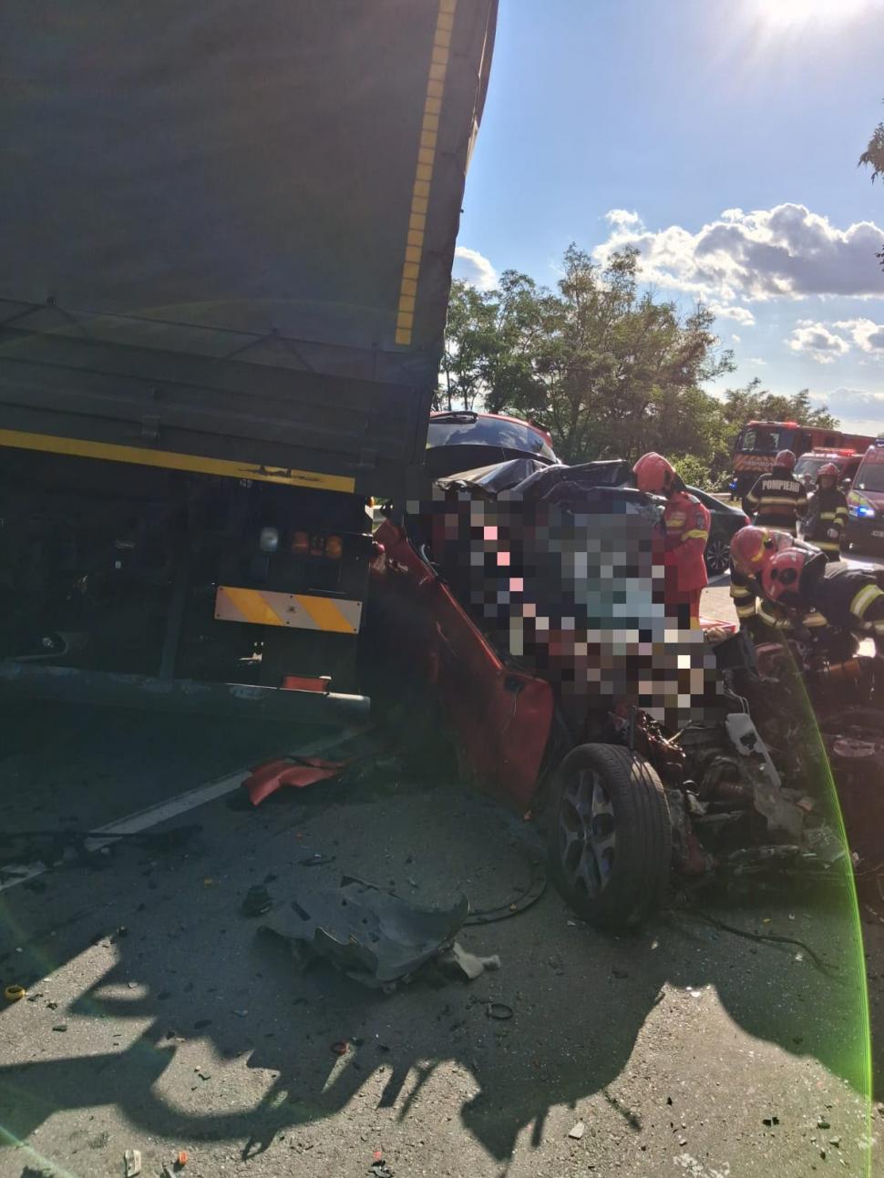 Carnagiu pe șosea în Mureș: trei oameni au murit după o coliziune cu trei autoturisme și un camion militar. Intervine elicopterul SMURD 1093413