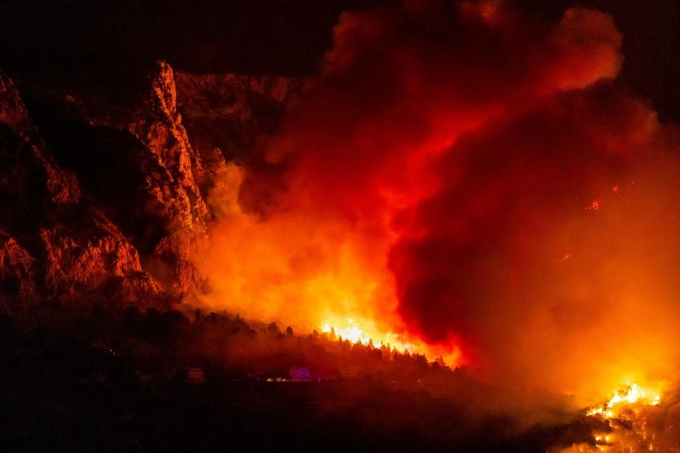 Peste 2000 de oameni au fost evacuați, în Croația, în zona turistică Omis, din cauza incendiilor uriașe  1093364