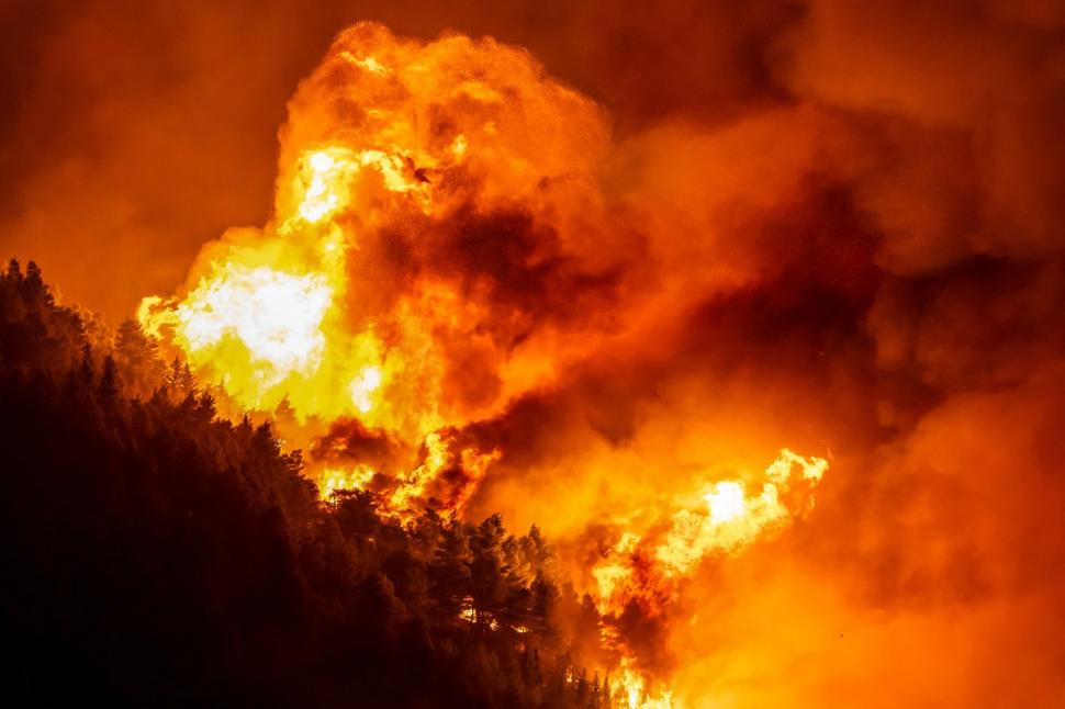 Peste 2000 de oameni au fost evacuați, în Croația, în zona turistică Omis, din cauza incendiilor uriașe  1093365