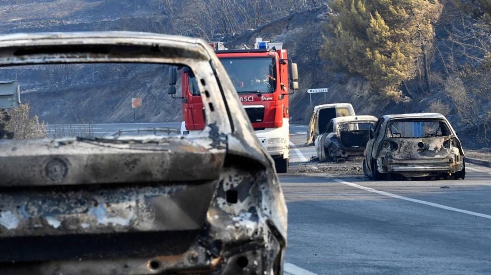 Peste 2000 de oameni au fost evacuați, în Croația, în zona turistică Omis, din cauza incendiilor uriașe  1093366