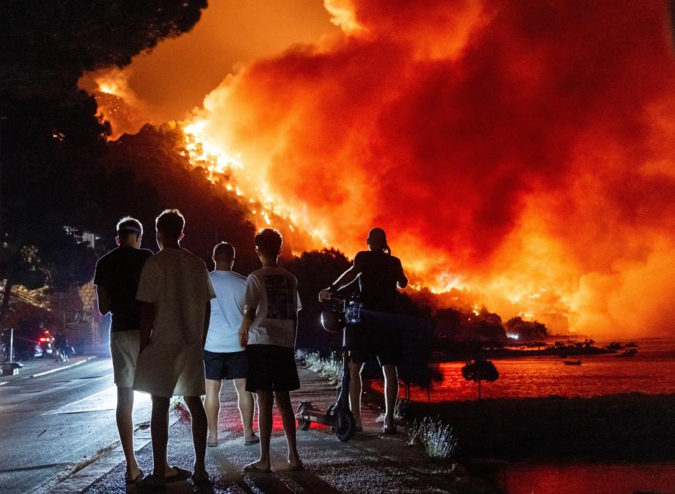 Peste 2000 de oameni au fost evacuați, în Croația, în zona turistică Omis, din cauza incendiilor uriașe  1093368