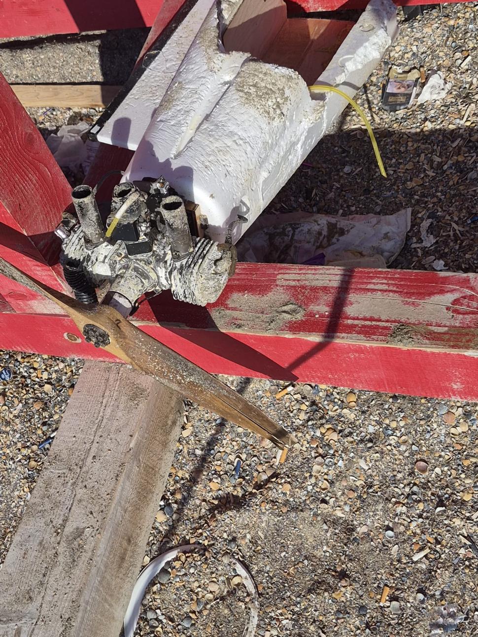 O nouă dronă a fost descoperită la Costineşti. Fragmente din aparatul de zbor, agăţate într-un post de salvamar 1093189