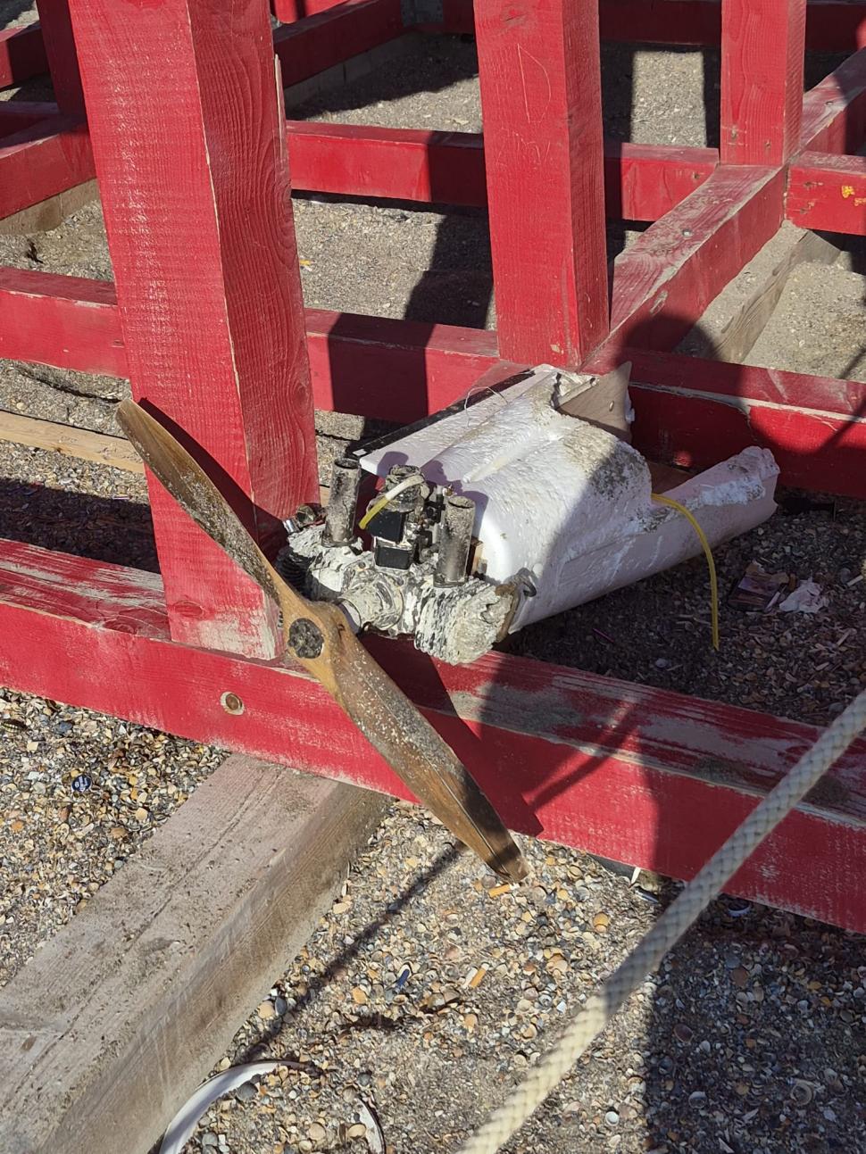 O nouă dronă a fost descoperită la Costineşti. Fragmente din aparatul de zbor, agăţate într-un post de salvamar 1093191