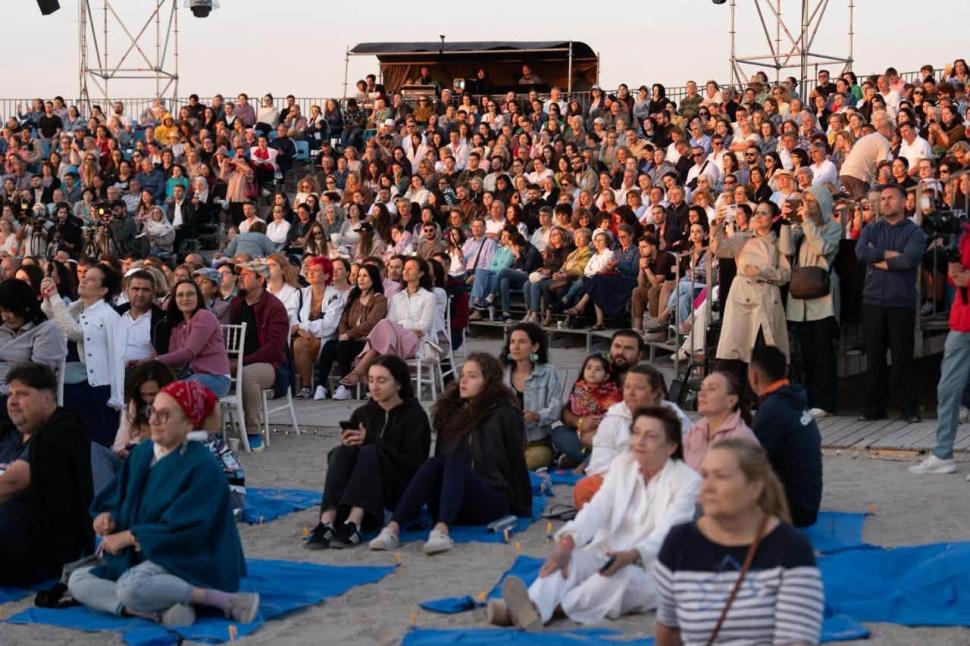 Mii de oameni s-au adunat sâmbătă, la malul mării, pentru un spectacol emoționat. Corul Madrigal a cântat la răsăritul Soarelui 1093457