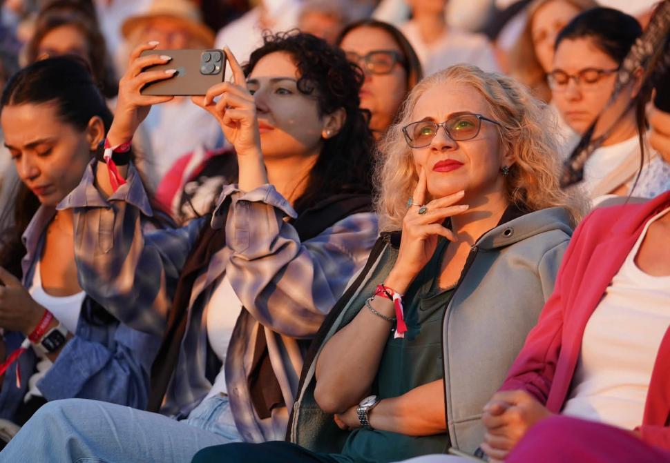 Mii de oameni s-au adunat sâmbătă, la malul mării, pentru un spectacol emoționat. Corul Madrigal a cântat la răsăritul Soarelui 1093458