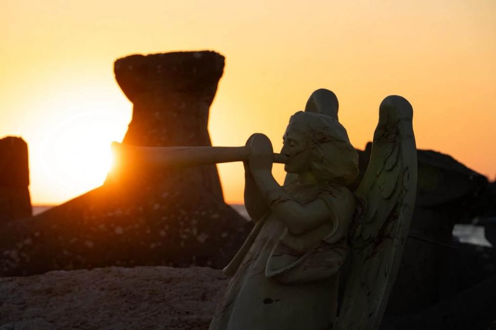 Mii de oameni s-au adunat sâmbătă, la malul mării, pentru un spectacol emoționat. Corul Madrigal a cântat la răsăritul Soarelui 1093463