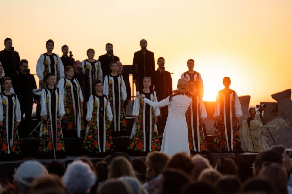 Mii de oameni s-au adunat sâmbătă, la malul mării, pentru un spectacol emoționat. Corul Madrigal a cântat la răsăritul Soarelui 1093466