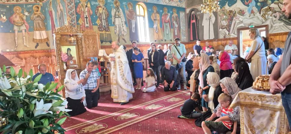 Nicușor Dan a fost la Mănăstirea Dejani de Sfânta Maria. A fost însoțit de Mirabela Grădinaru și copiii lor: „Nu s-a așteptat nimeni” 1093555