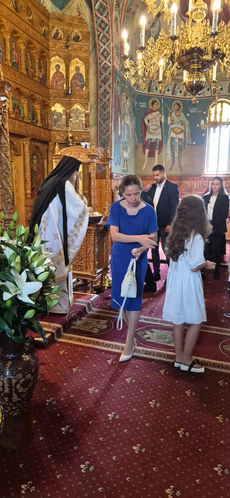 Nicușor Dan a fost la Mănăstirea Dejani de Sfânta Maria. A fost însoțit de Mirabela Grădinaru și copiii lor: „Nu s-a așteptat nimeni” 1093556