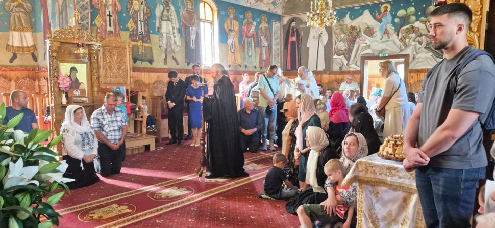 Nicușor Dan a fost la Mănăstirea Dejani de Sfânta Maria. A fost însoțit de Mirabela Grădinaru și copiii lor: „Nu s-a așteptat nimeni” 1093558