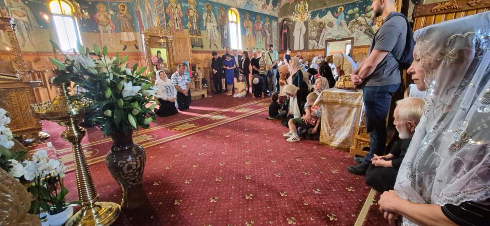 Nicușor Dan a fost la Mănăstirea Dejani de Sfânta Maria. A fost însoțit de Mirabela Grădinaru și copiii lor: „Nu s-a așteptat nimeni” 1093560