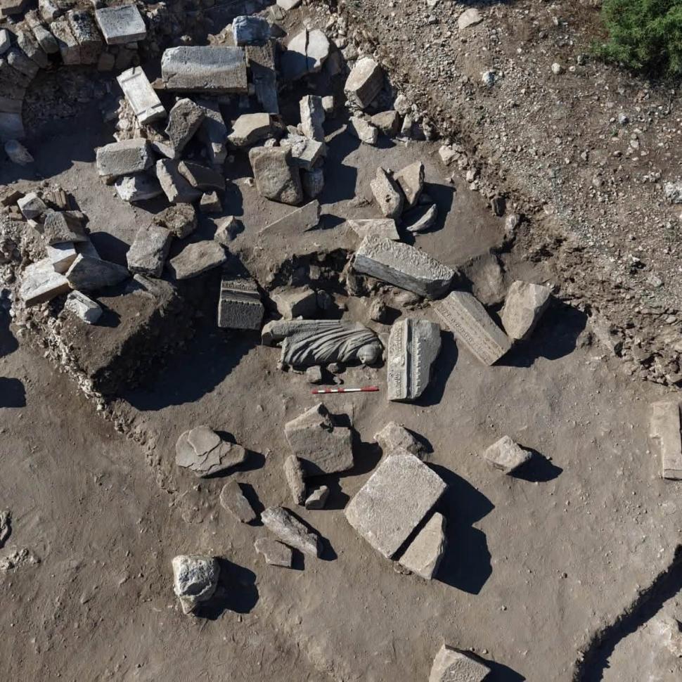 O statuie antică a stat ascunsă secole ca piatră de pavaj: Descoperirea arheologică dezvăluie secretele unei civilizații misterioase  1093097