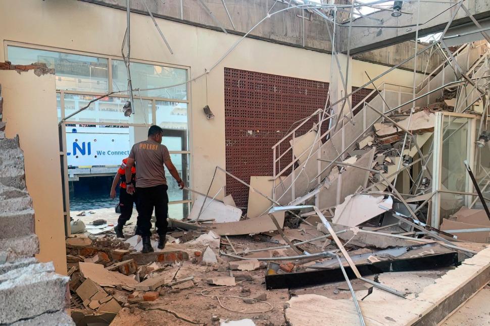Un cutremur uriaș de 7,7 a lovit în Asia. Au căzut clădiri și s-a emis alertă de tsunami, în Indonezia. E panică generalizată 1093447