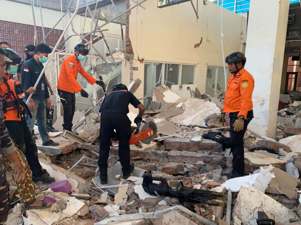 Un cutremur uriaș de 7,7 a lovit în Asia. Au căzut clădiri și s-a emis alertă de tsunami, în Indonezia 1093449