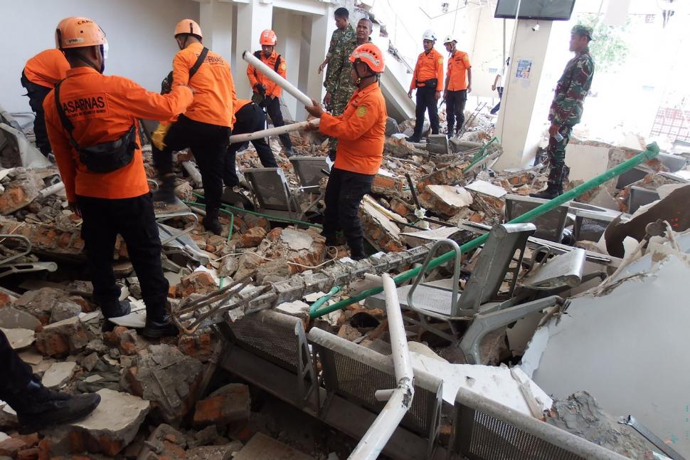 Un cutremur uriaș de 7,7 a lovit în Asia. Au căzut clădiri și s-a emis alertă de tsunami, în Indonezia 1093450
