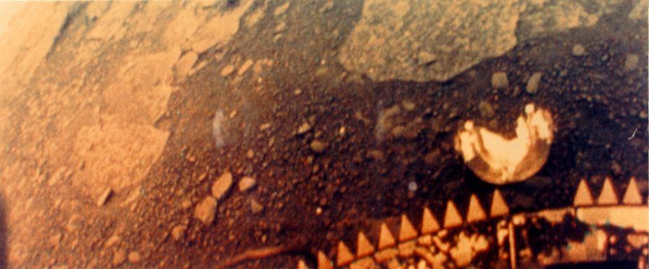 În 1982, sonda sovietică Venera 13 a aterizat pe Venus unde a rezistat 127 de minute la 465°C. A apucat să trimită și fotografii color 1093891