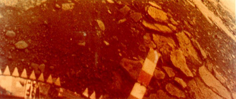 În 1982, sonda sovietică Venera 13 a aterizat pe Venus unde a rezistat 127 de minute la 465°C. A apucat să trimită și fotografii color 1093892