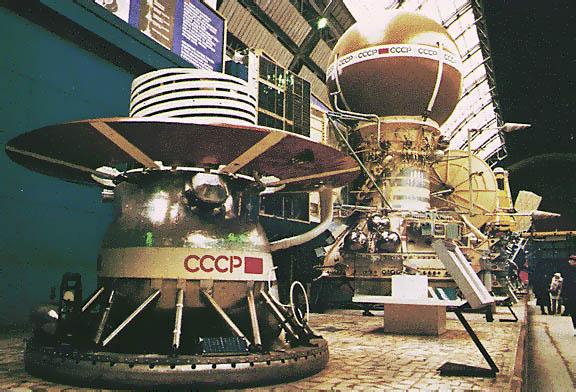 În 1982, sonda sovietică Venera 13 a aterizat pe Venus unde a rezistat 127 de minute la 465°C. A apucat să trimită și fotografii color 1093893