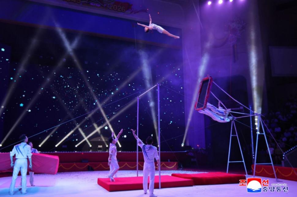 Kim Jong Un şi-a dus fiica la circ de Ziua Eliberării Coreei de sub stăpânirea japoneză. Imagini spectaculoase de la eveniment 1093804