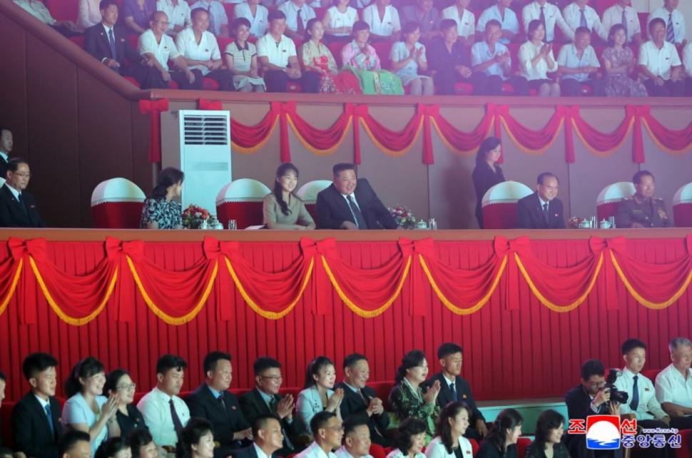 Kim Jong Un şi-a dus fiica la circ de Ziua Eliberării Coreei de sub stăpânirea japoneză. Imagini spectaculoase de la eveniment 1093805
