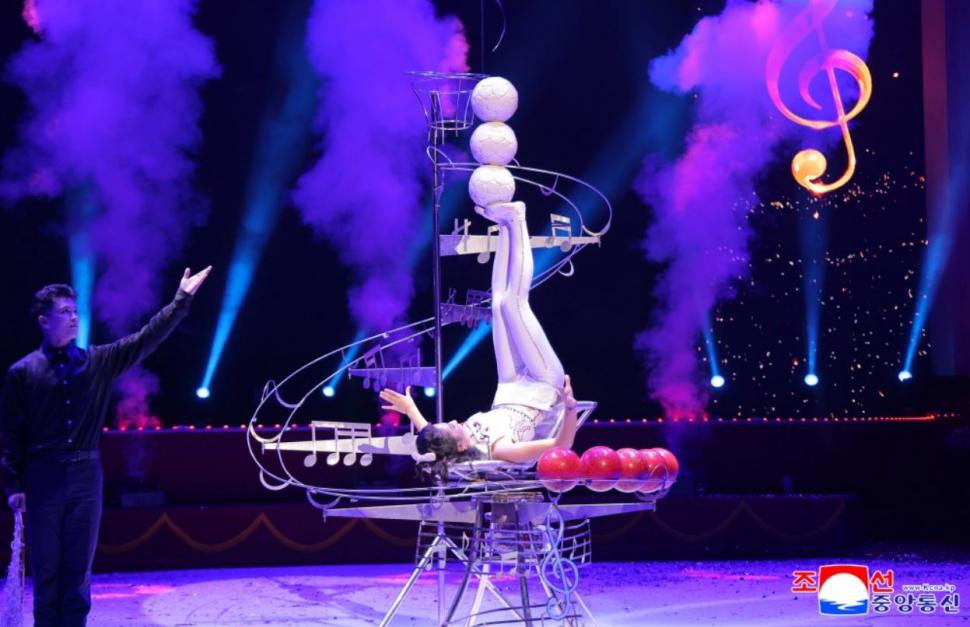 Kim Jong Un şi-a dus fiica la circ de Ziua Eliberării Coreei de sub stăpânirea japoneză. Imagini spectaculoase de la eveniment 1093806