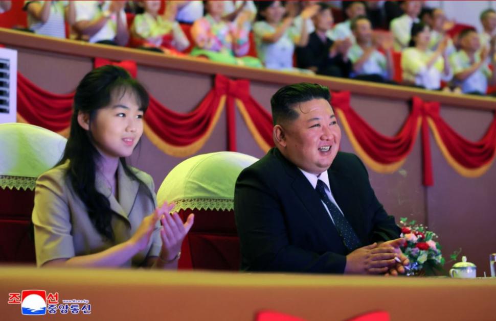 Kim Jong Un şi-a dus fiica la circ de Ziua Eliberării Coreei de sub stăpânirea japoneză. Imagini spectaculoase de la eveniment 1093807