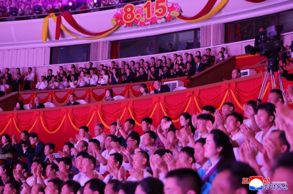 Kim Jong Un şi-a dus fiica la circ de Ziua Eliberării Coreei de sub stăpânirea japoneză. Imagini spectaculoase de la eveniment 1093808