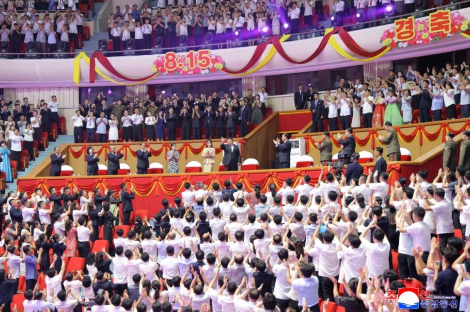 Kim Jong Un şi-a dus fiica la circ de Ziua Eliberării Coreei de sub stăpânirea japoneză. Imagini spectaculoase de la eveniment 1093811