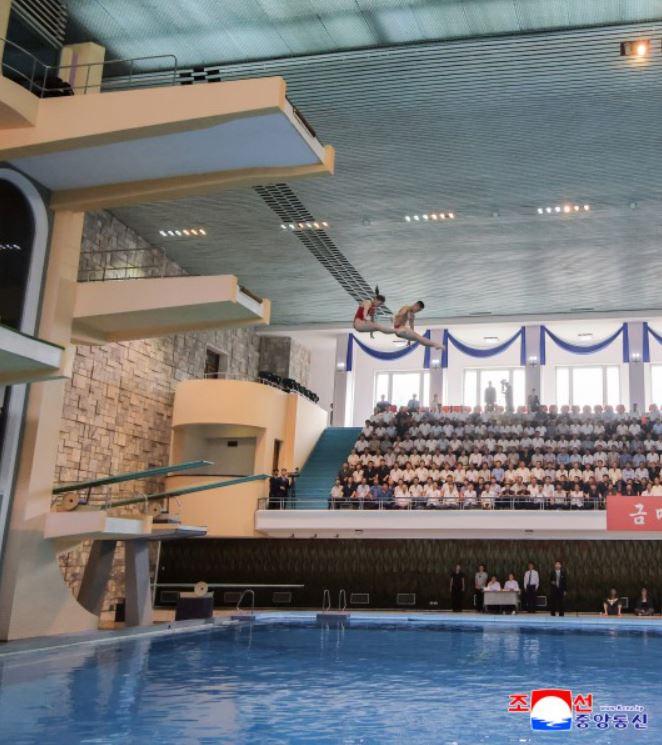 Kim Jong Un şi-a dus fiica la circ de Ziua Eliberării Coreei de sub stăpânirea japoneză. Imagini spectaculoase de la eveniment 1093821
