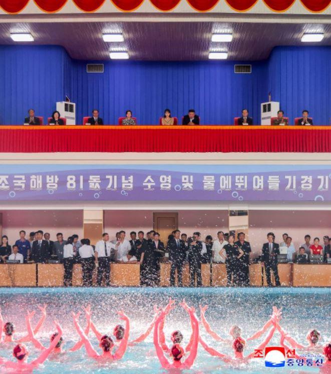Kim Jong Un şi-a dus fiica la circ de Ziua Eliberării Coreei de sub stăpânirea japoneză. Imagini spectaculoase de la eveniment 1093823
