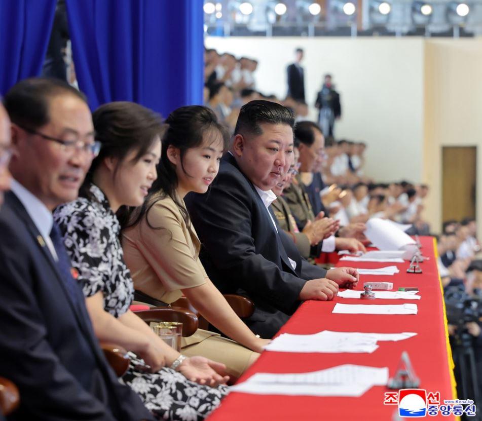 Kim Jong Un şi-a dus fiica la circ de Ziua Eliberării Coreei de sub stăpânirea japoneză. Imagini spectaculoase de la eveniment 1093826