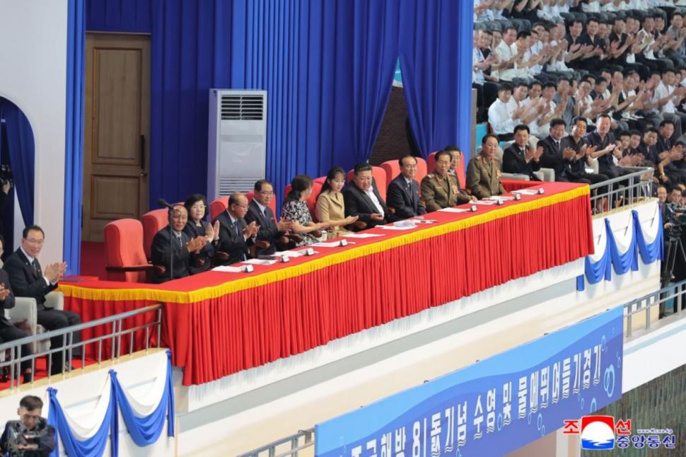 Kim Jong Un şi-a dus fiica la circ de Ziua Eliberării Coreei de sub stăpânirea japoneză. Imagini spectaculoase de la eveniment 1093828